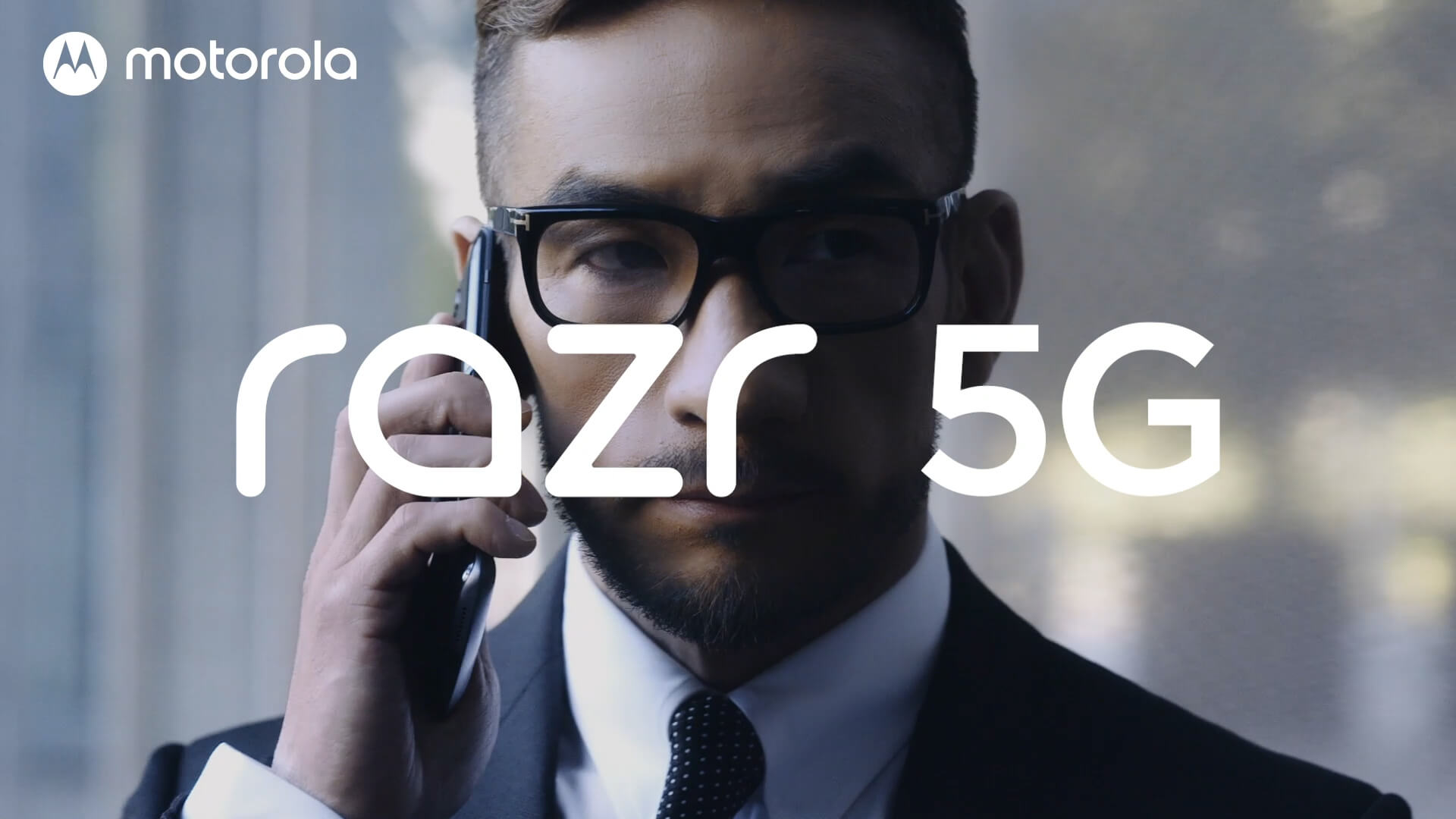 38	motorola razr	「その手で、未来を開け。」篇